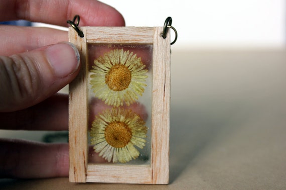 Dried flower necklace- handmade wooden daisy necklace- dried flower art - summer fashion