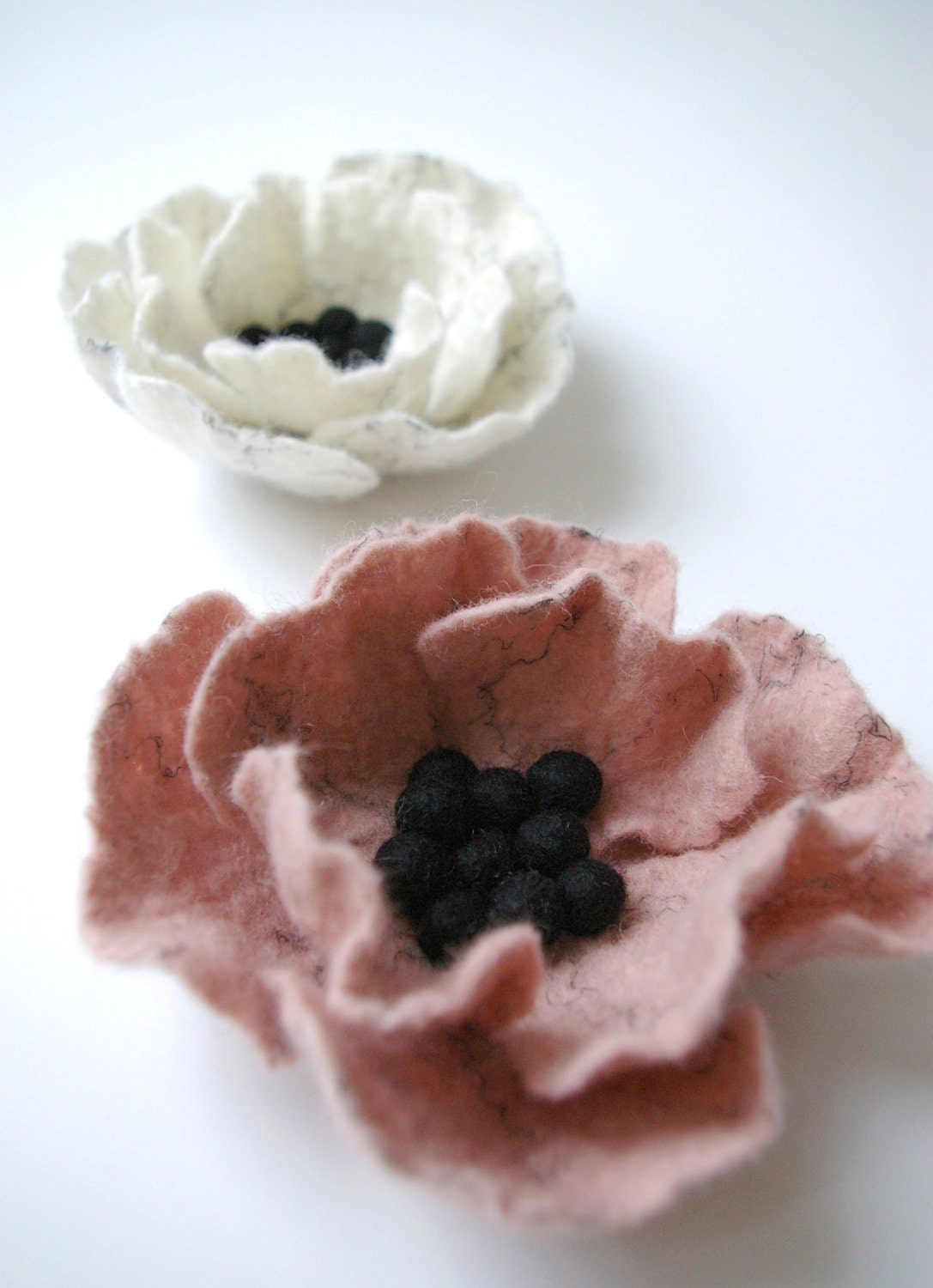 felt poppy brooch / SLEEPING BEAUTY pink / felted flower brooch / made to order